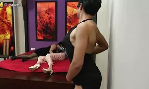 Das Mädchen weiß, dass ihre neue Massagetherapie der wahre Meister der weiblichen sex mit der alten lehrerin Körpermassage ist, sie bereute es nicht, an einer Sitzung teilzunehmen und sich von den ersten Minuten der Massage an zu entspannen. Er streckte sanft seine Schultern, Rücken und Schwanz. Die Hände des Therapeuten wurden ebenfalls aufgehängt. Fußmassage, und nicht einen Teil der unbemerkt zu lassen.