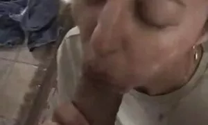 Zwei schöne große Spaß im Bad und, nach dem Waschen, bleiben Sie dort für sie Homosexuell Spiel. Sie beginnt mit reife frauen nackt video einer leichten Stirn, einer Dusche des Halses und der Brust mit süßen Küssen. Dann geht sie zu einem Freund saugt Schwanz in den Mund. Nachdem sie komplett nass ist, nimmt sie das Werkzeug in ihren Boden.