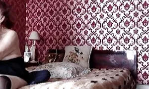 Diese Blondine liegt auf dem Bett und beginnt sofort, ihre Nase mit einem Make-up-Pinsel zu reinigen. Diese Täuschung hat ihn ein wenig angezogen, und sie beschloss, mit Zuversicht fortzufahren. ältere frauen beim sex Er begann sie auszuziehen und benutzte sofort seine Füße. Als ich mich anzog, setzte ich mich auf meinen Arsch. Er streckte seine Beine in verschiedene Richtungen und putzte sich die Zähne. Aber dieses Mal band ich es an die andere Seite und fing an, den Stift langsam in die Vagina einzuführen und tief im Inneren zu massieren. Also wird sie geschlagen und von hinten, und mit ihrer anderen Hand begann sie, die Klitoris bis zum Orgasmus zu massieren. Sie drehte sich um und erreicht nach zwei Minuten Masturbation einen Orgasmus.