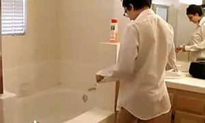 Junge Studenten, die nicht mit dem Rest der Gruppe in der Sauna verbunden sind und alte sex eine Beziehung zueinander haben. Ein Student sitzt auf einem Stuhl, wie eine dünne und schöne Frau mit einer kleinen Brust, die vor seinen Augen geklebt ist. Er kam ihr nahe und fing an, sie zu umarmen, und ein anderes Mädchen und ihr Freund riefen ihn an.