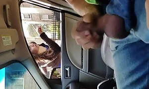 Der Typ lud das Mädchen ein, ihm den Aufzug zu geben, sex mit einer alten oma und er stimmte zu und stieg ins Auto. Nach der Reise eines kleinen Mannes fängt man fast sofort an, wütend zu werden und Spaß zu haben. Das Mädchen kann einen großartigen Mann nicht einmal in einem großartigen Auto ablehnen, also gewährte sie ihren Wunsch. Es wurde nicht zu groß und in eine kleine Landung getrennt.