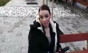 Um sich nicht zu wehren, war das Mädchen als Polizist verkleidet und begann dem Publikum zu diktieren, dass sie auf dem Körper masturbiert. Sie schämte sich nicht, die Mode ihrer Oberschenkel zu kostenlose pornofilme von alten frauen ändern und wie man auf seinem Körper masturbiert.