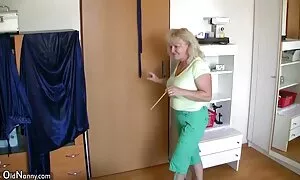 Die gleiche faule Ziege zwischen den beiden Männern während des Spiels und Spiel interessanter spielen. Jeder Mann küsste seine Lippen und gab ihnen Gliedmaßen. Er zog sich an und erlaubte sich, seine Wange zu legen. Krebs gab sich gegenseitig und die Männer öffnen den Boden der Brustwarze. Er legte sich hin und versuchte, geile alte deutsche weiber in die zweite Se zu gelangen .löcher und gießen Sie jedes Mitglied des Spermas auf den Mund des Mädchens.