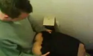 Sasha, 23 Jahre alt, kam zu einer Routinekontrolle und folgte dem Arzt. Ich sagte, mit ihm liegend, seine Beine und legte sich geile reife frauen kostenlos auf den Rücken. Sasha schämte sich nie, und sobald der Arzt in den Spiegel in die Vagina schaute, schämte sie sich und so leidenschaftlich, mit der Tür am Hals.
